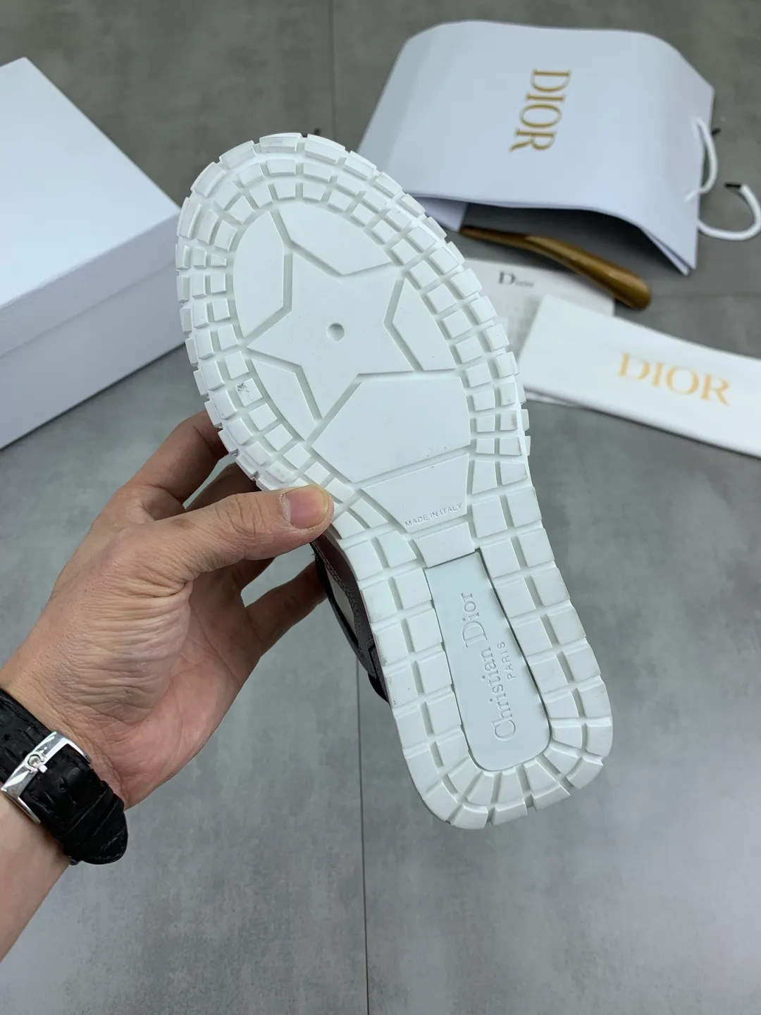 Men's men's shoes P520 new Dior Tech sneakers 2026 early spring series new products, with fashionable details, highlighting retro aesthetics. The light beige anti-suede cow leather upper is spliced ​​with apricot transparent mesh fabric on the side. The upper window edge is adhered with high-frequency flat ironing and back-pressure. It replicates the original craftsmanship, making it beautiful and comfortable without falling off. The interior is made of sheep lining of the same color, which is soft and comfortable. The heel and tongue are embellished with the Paris logo. The textured TPU soles with the same color logo. The high-end version is exquisitely packaged, adding a high-end style.  Code number: 35-46
